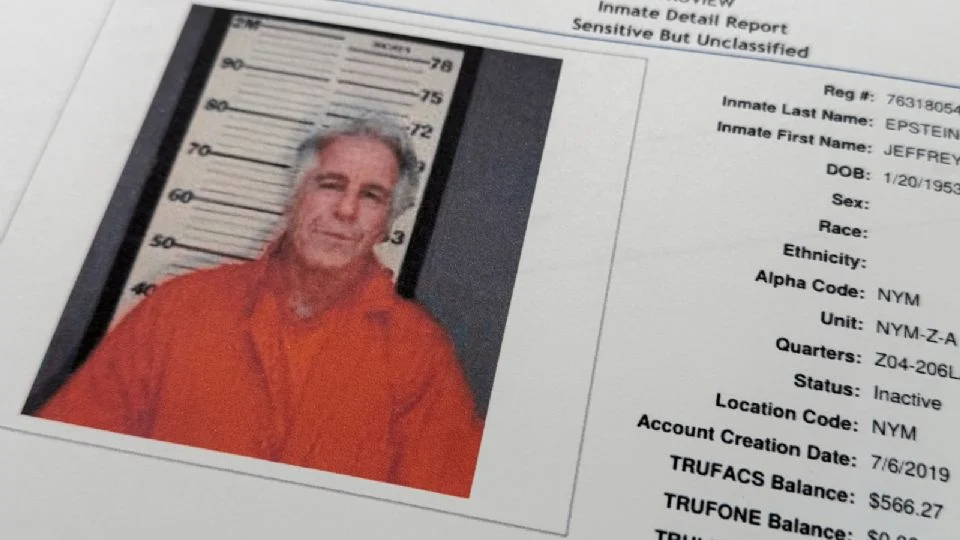 Departamento de Justicia investiga si se retuvieron archivos de Epstein que mencionan a Trump