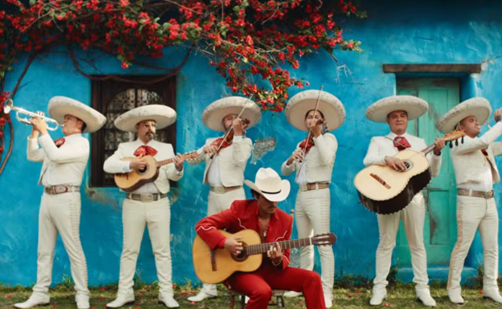 Bruno Mars se inspira en México en “Risk It All”; mariachi y devoción guadalupana protagonizan el video