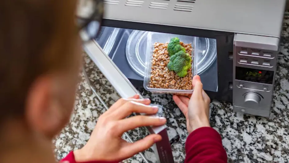 Calentar alimentos en envases plásticos libera miles de microplásticos y sustancias tóxicas, revela estudio