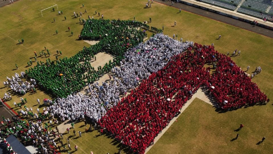México rompe el récord Guinness al formar la camiseta de futbol humana más grande del mundo en Chiapas