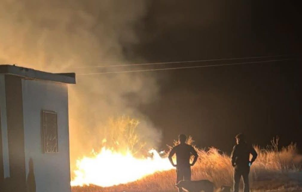 Amenaza fuego en baldío a vivienda de Múzquiz