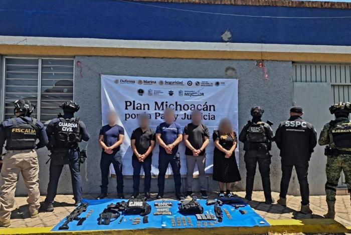 Detienen a cinco funcionarios municipales en Michoacán