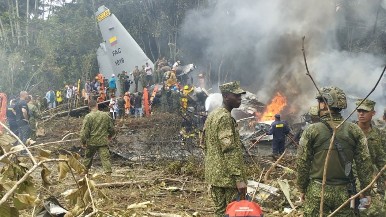 Mueren 66 tras accidente aéreo militar en Colombia