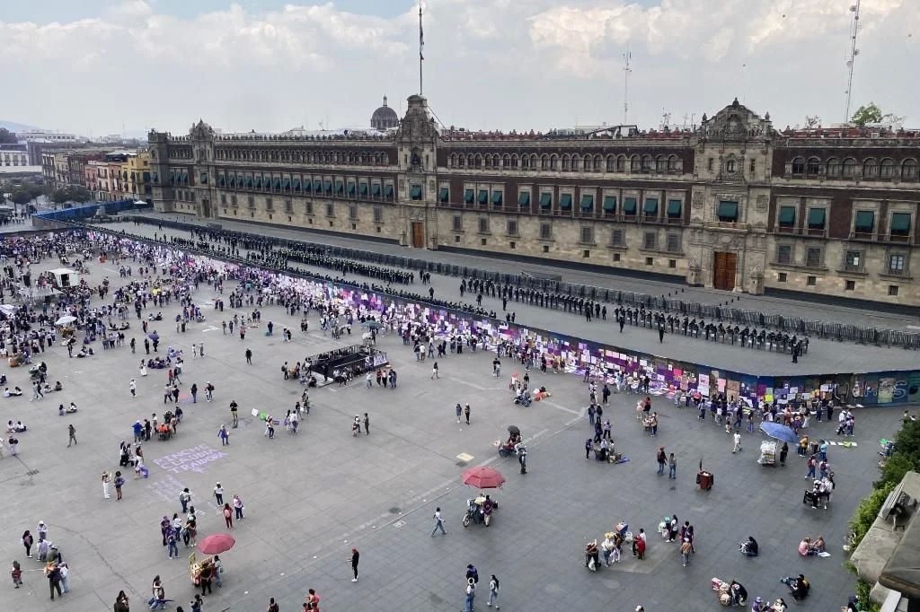 Tapizan vallas con consignas en Centro Histórico de CDMX