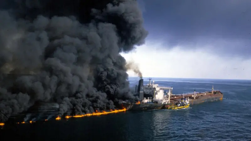 Amaga Irán con incendiar barcos que crucen Ormuz