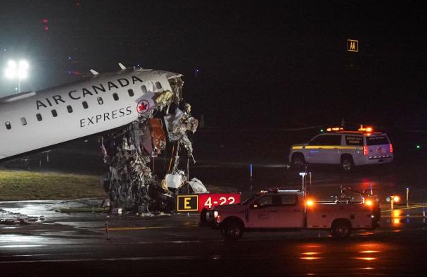Mueren piloto y copiloto de avión Air Canadá que colisionó
