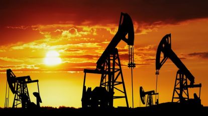 Cierran al alza el dólar y petróleo