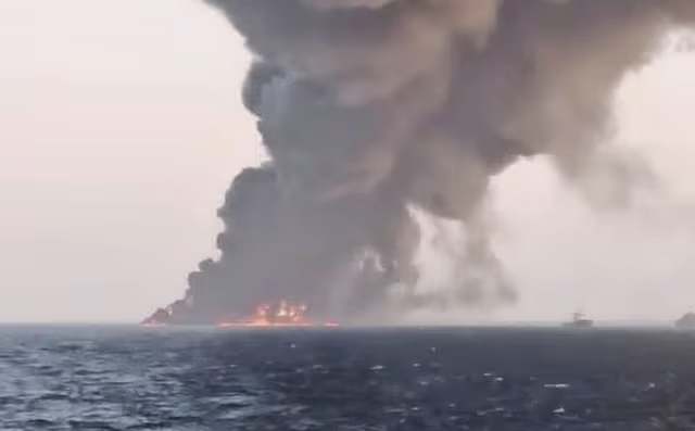 Hunde EU 9 buques y destruye cuartel naval