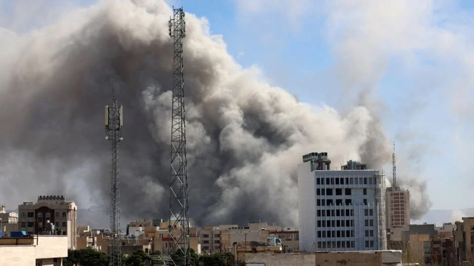 Bombardea Israel depósitos de combustible del Ejército iraní