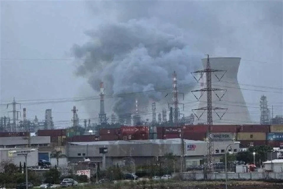 Impacta misil refinería en Israel; afectan red eléctrica