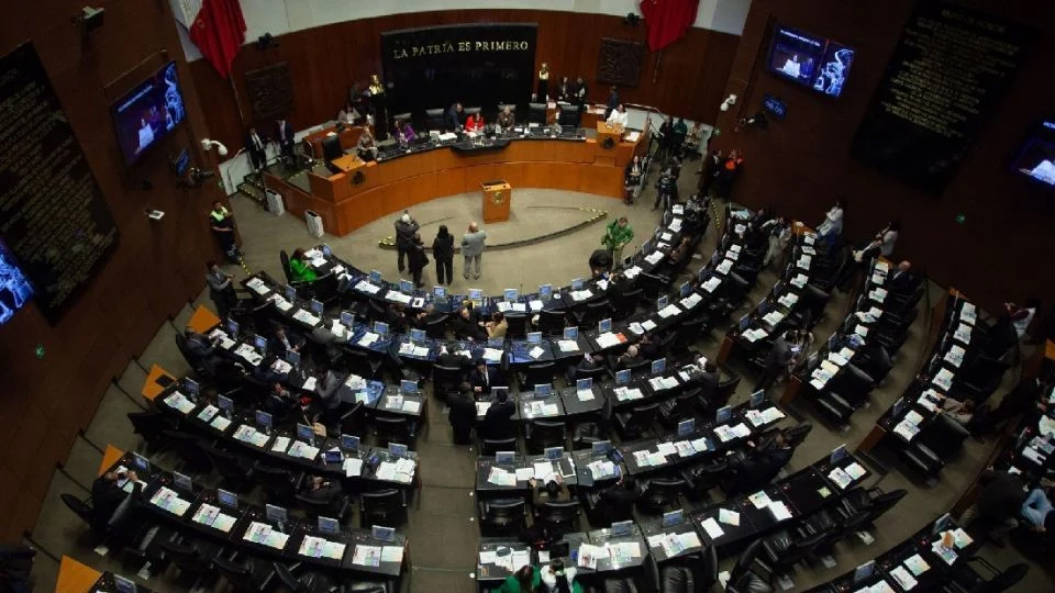 Oposición y Morena avalan tope a pensiones de élite