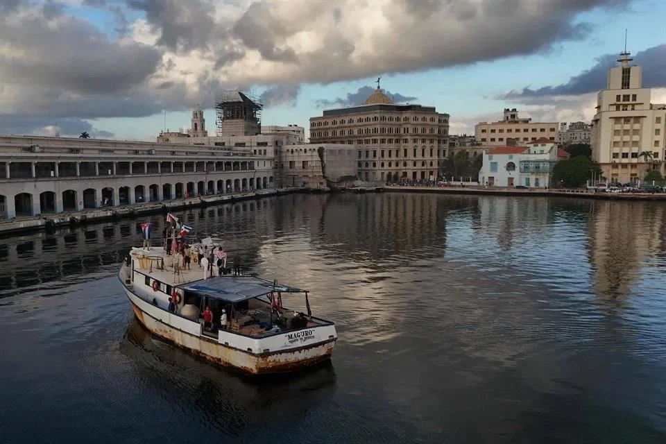 Arriba barco a Cuba con suministros desde México