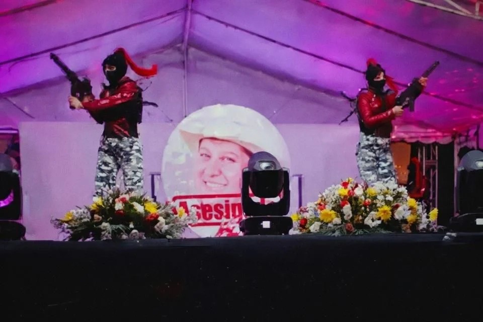 Bailan alumnos en festival en Michoacán con fusiles falsos