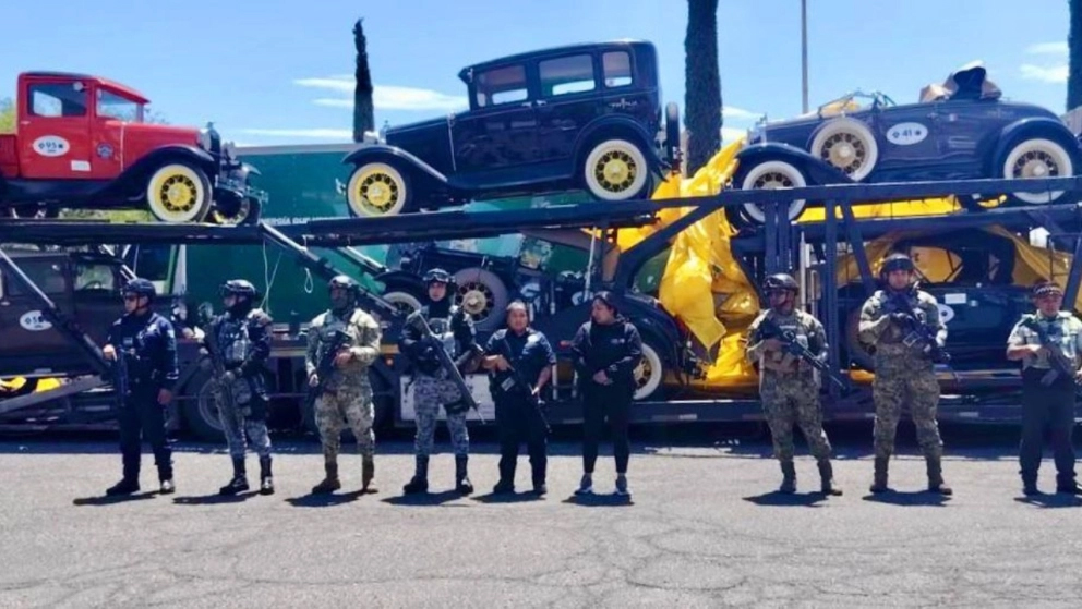 Se llevan tráiler con autos clásicos y aparece en Edomex