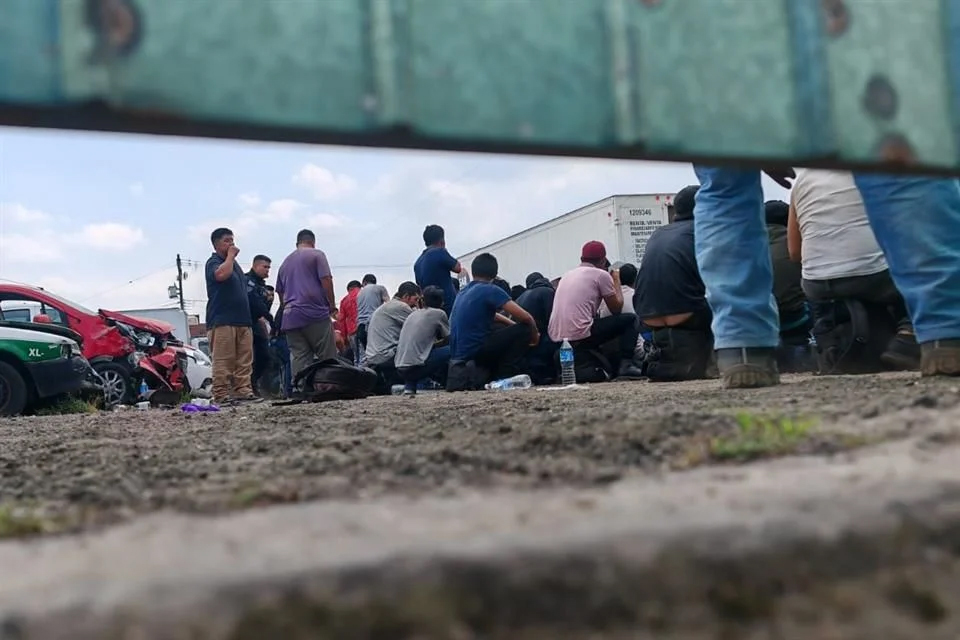 Rescatan a más de 300 migrantes confinados en un tráiler remolcado