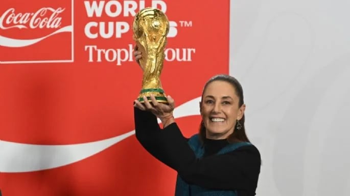 Recibe Sheinbaum la Copa del Mundial a 100 días de la justa