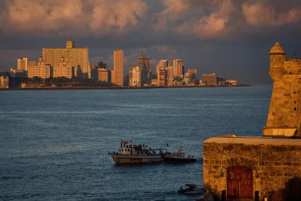 Llega a La Habana barco con ayuda humanitaria