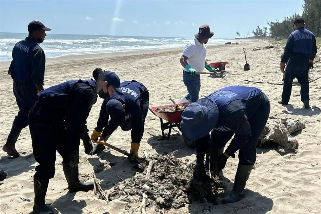Pega derrame de crudo a playas de Veracruz