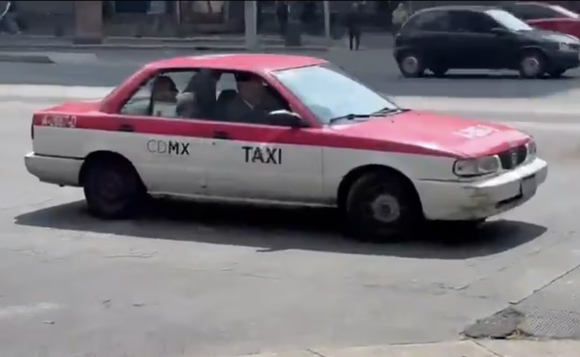 Adán Augusto evita hablar y huye en taxi