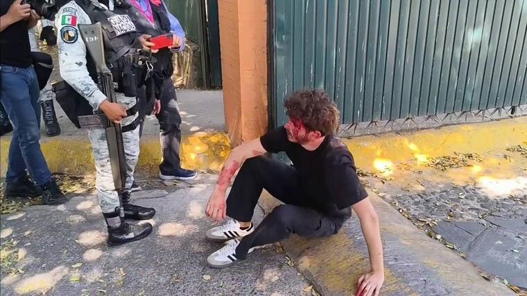 Golpean a extranjero en sepelio de ‘El Mencho’