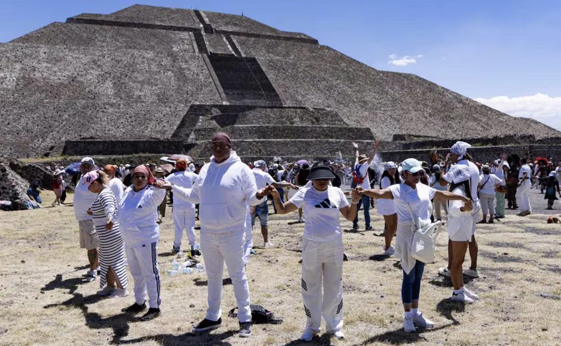 Reciben turistas el equinoccio de primavera en Teotihuacán