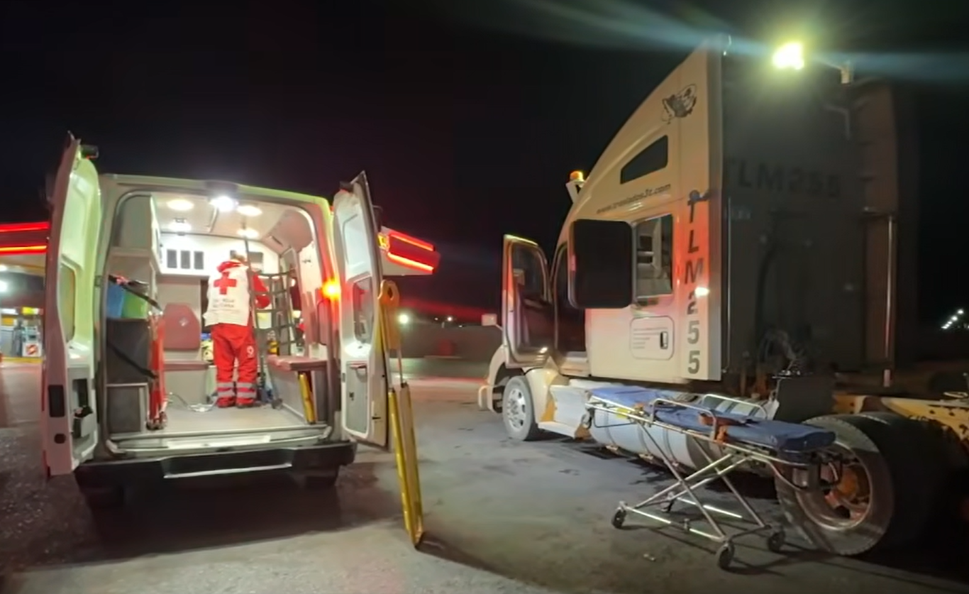 Queda prensado por tráiler y rechaza atención médica