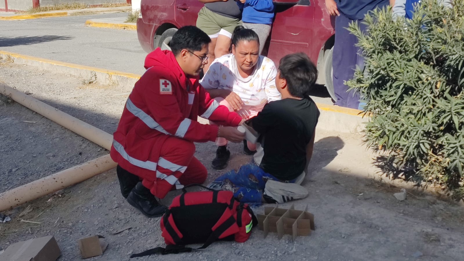 Cae menor en cancha y activa movilización de emergencia