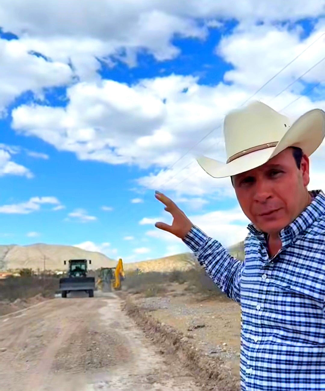 Avanza la rehabilitación de caminos rurales en Parras