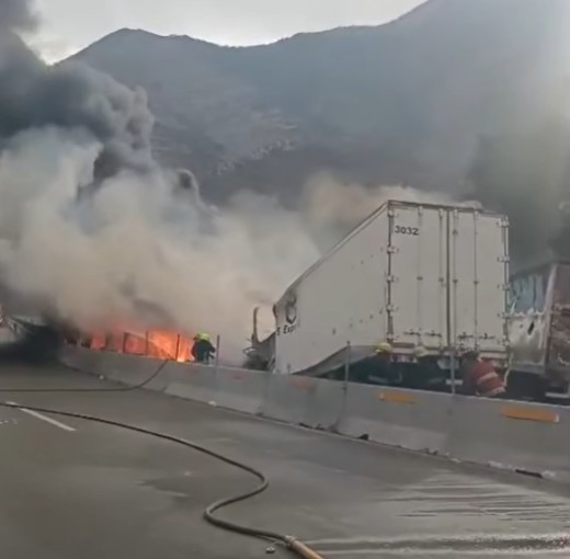 Chocan 4 camiones y quedan en encenizas