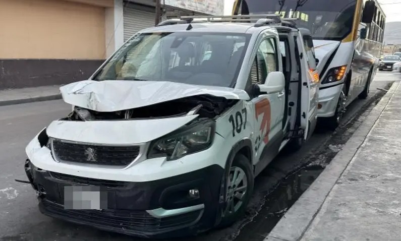 Quedan dos lesionados en choque de transporte