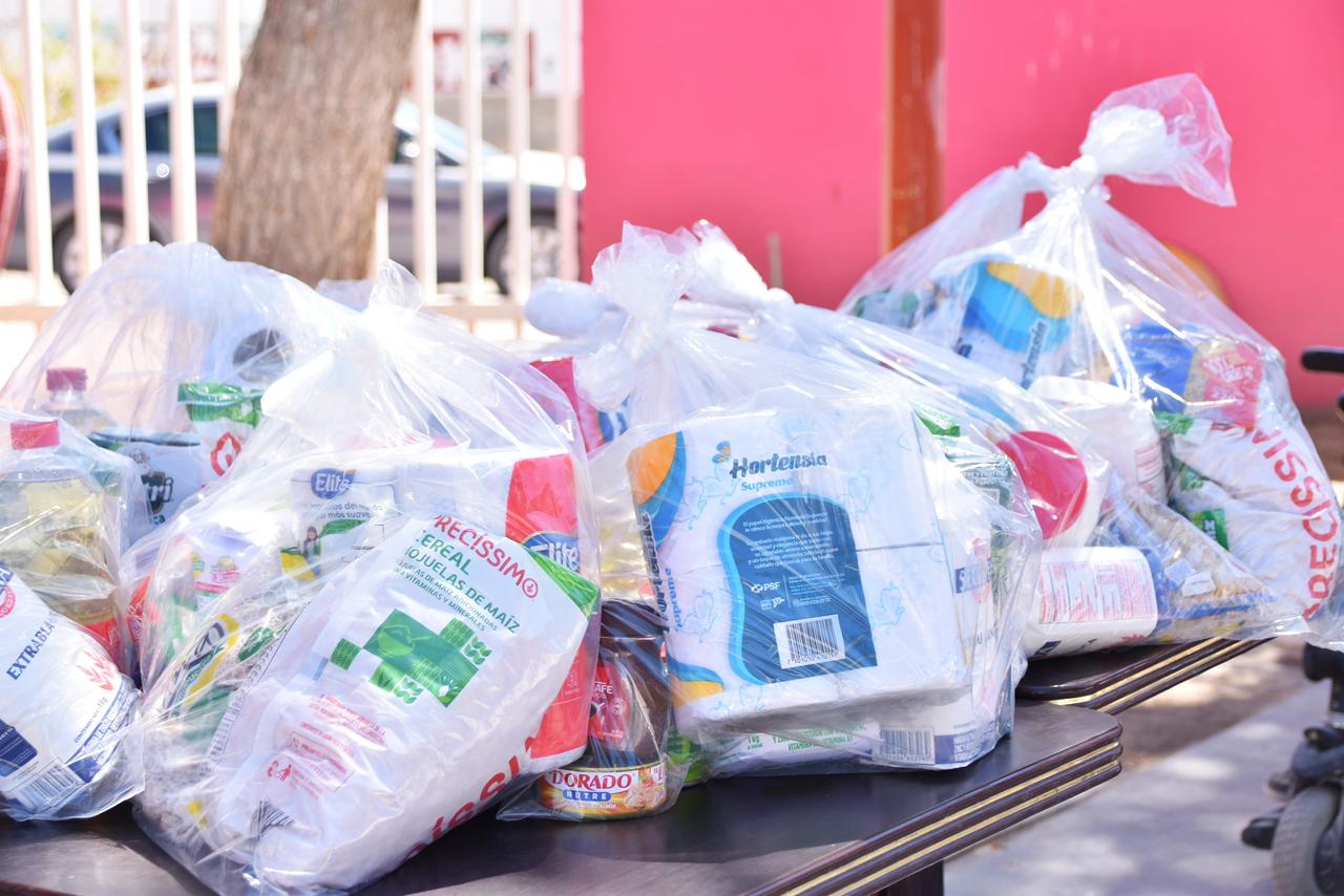 LLEVA VÍCTOR LEIJA ALIMENTOS A PERSONAS CON DISCAPACIDAD