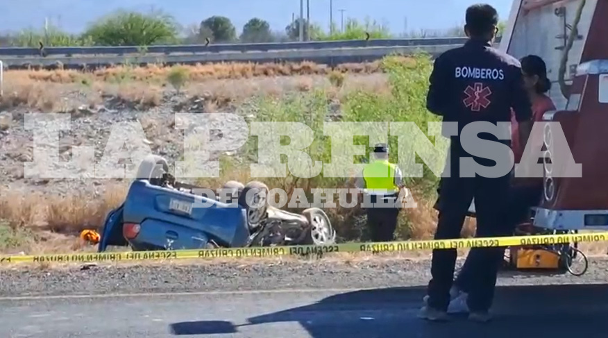 Mueren dos en choque-volcadura en la Y Griega; hay un herido grave