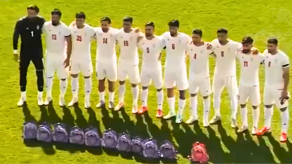 El impactante homenaje de la selección de Irán: posan con mochilas por las víctimas del bombardeo a una escuela