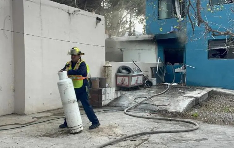 Explosión por gas sacude vivienda