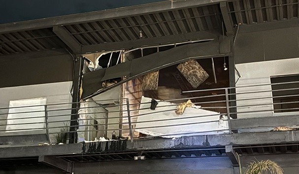 Explota departamento y sobrevive de milagro