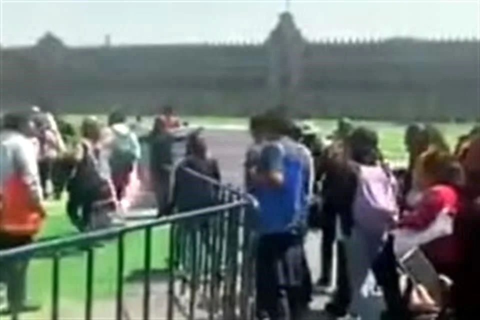 Irrumpe CNTE en mega cancha de futbol en el Zócalo