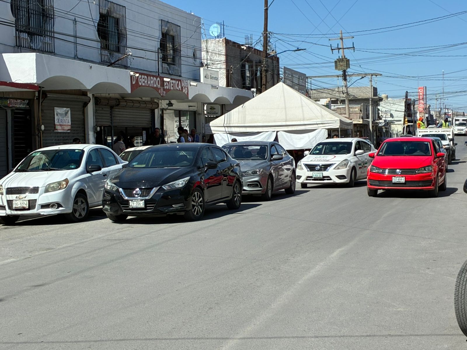 Estacionan en doble fila vehículos del Bienestar
