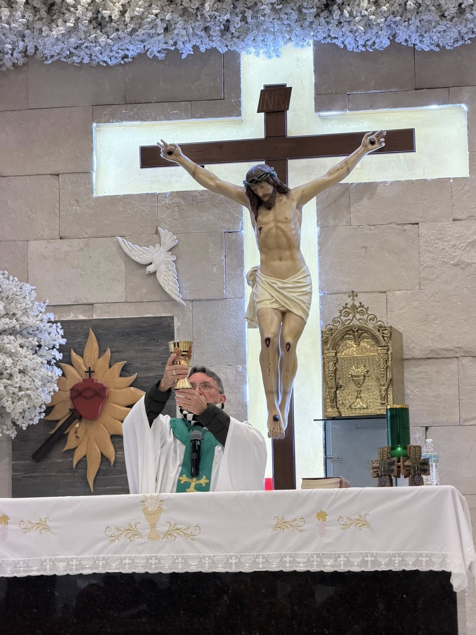 Respalda Diócesis a padre que expulsó a fotógrafo de misa
