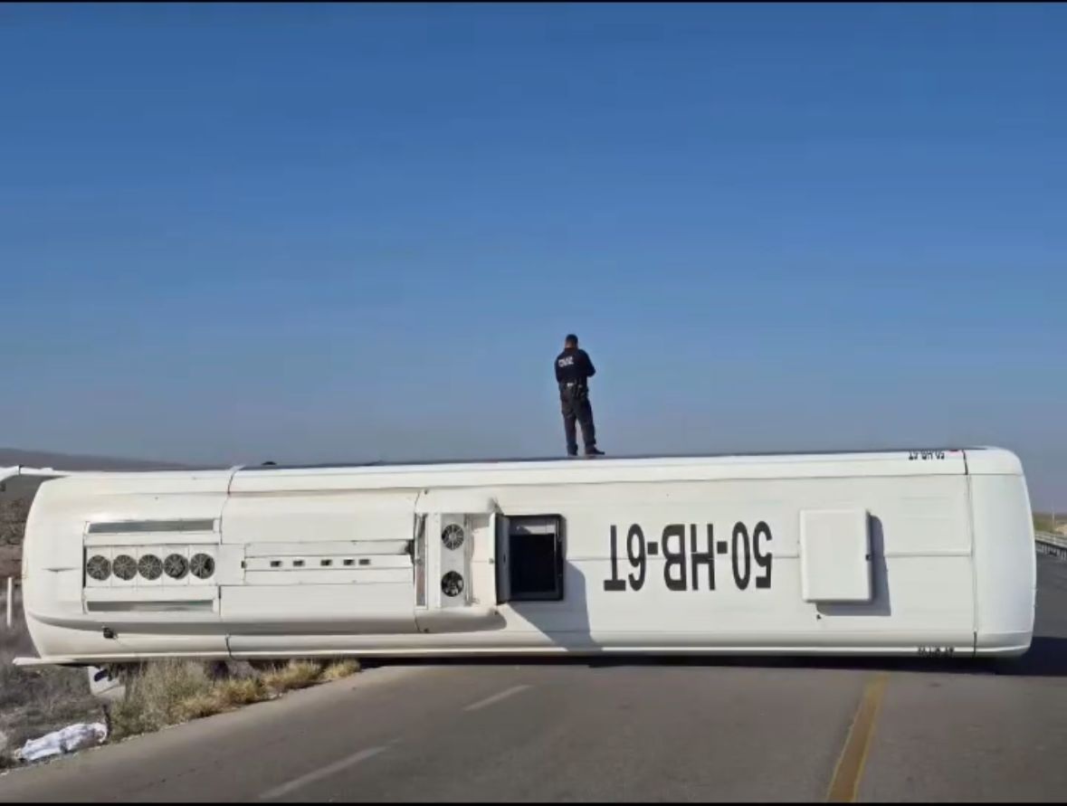 Vuelca autobús foráneo en el tramo 4-Ciénegas