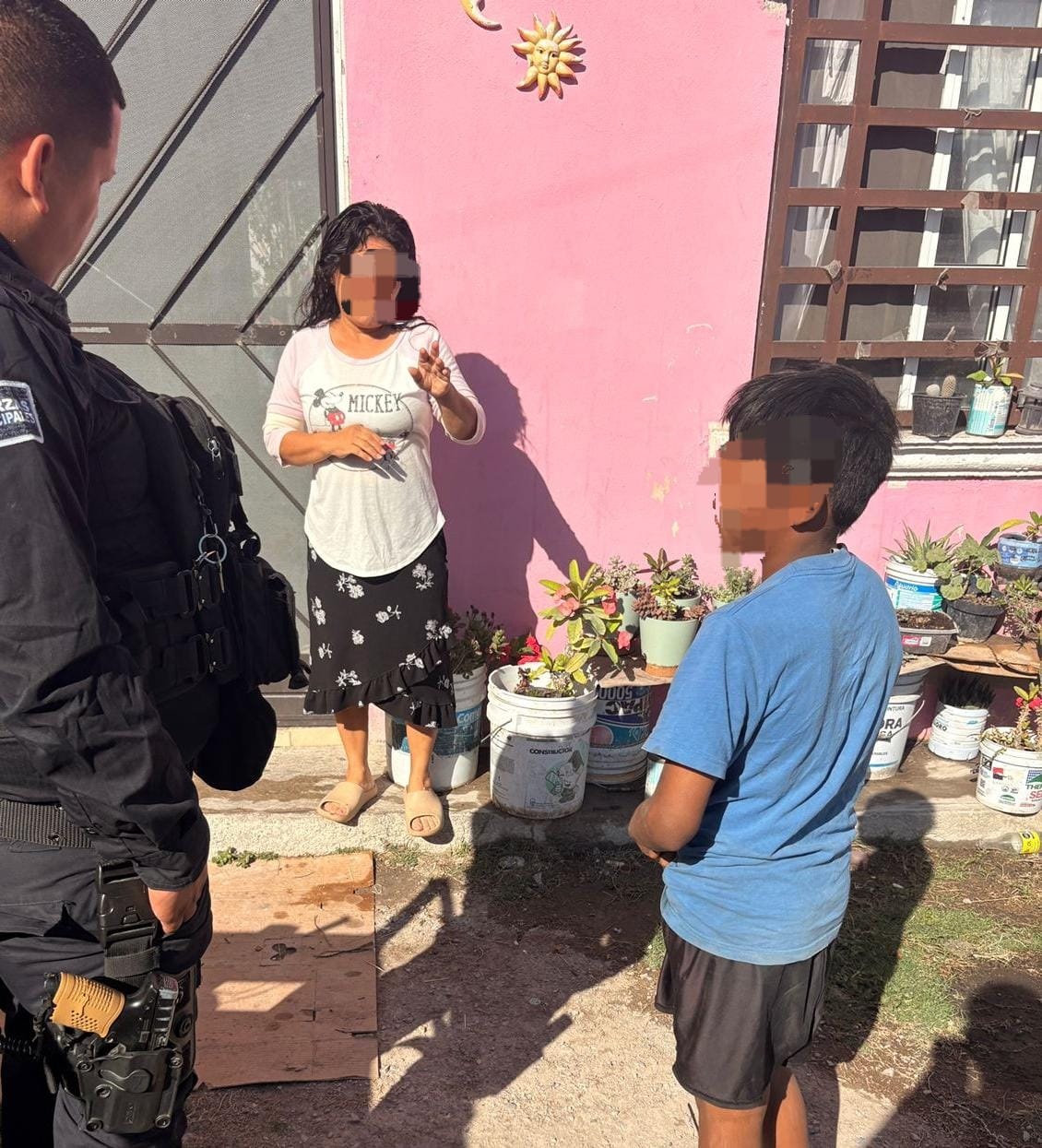 Escapa niño de casa; se queja de golpizas