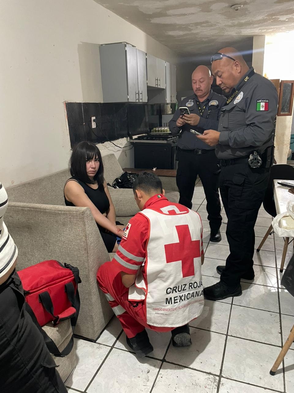 Atenta Barber contra sí misma; la rescatan
