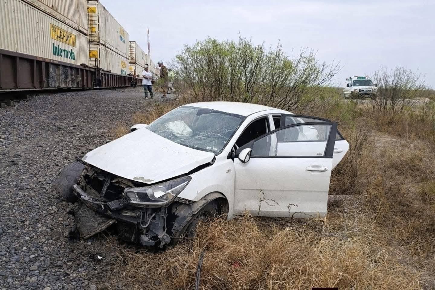 Quiso ganarle al tren y le destroza el coche
