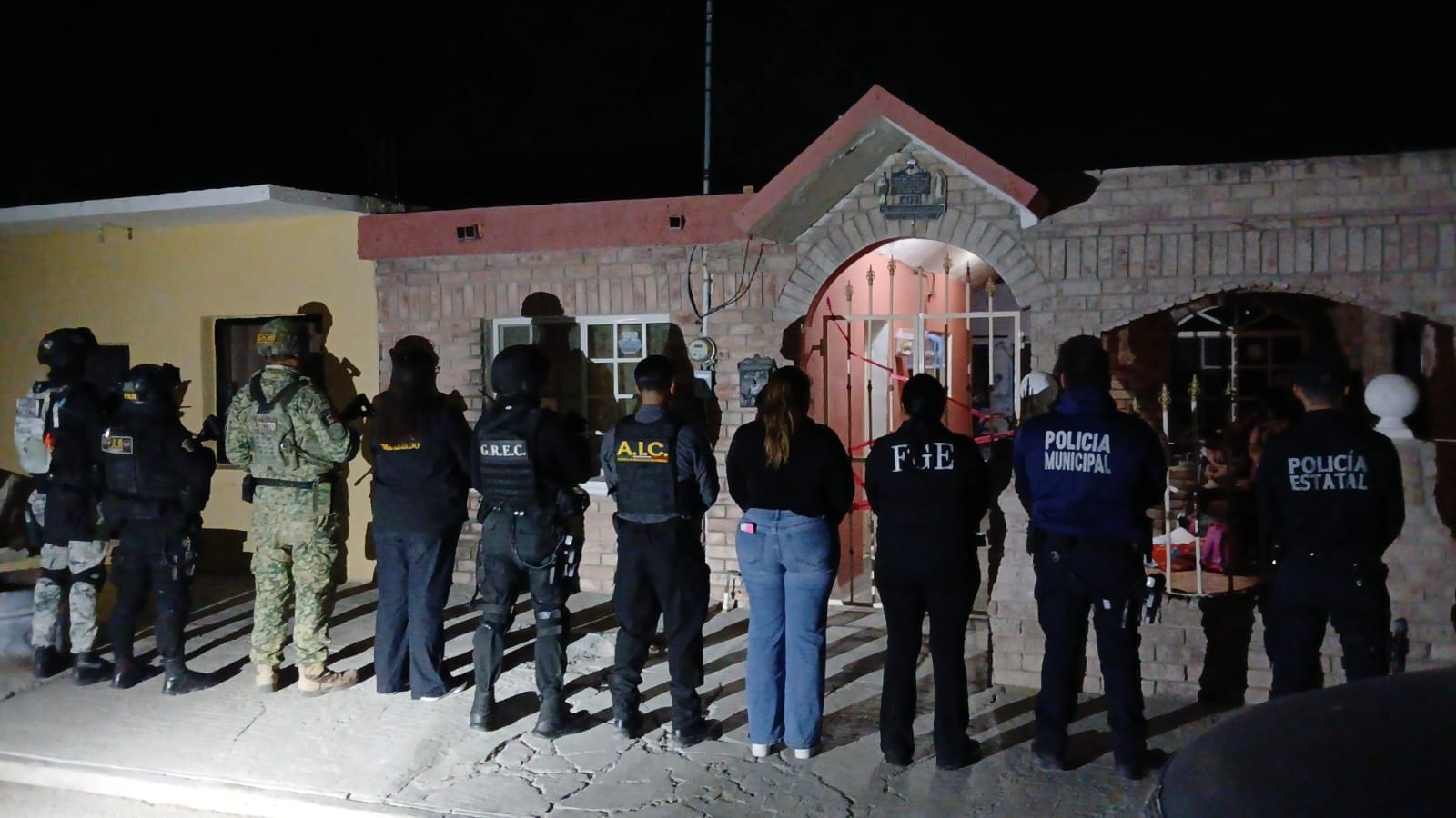 Arrestan a 2 y aseguran droga en par de cateos