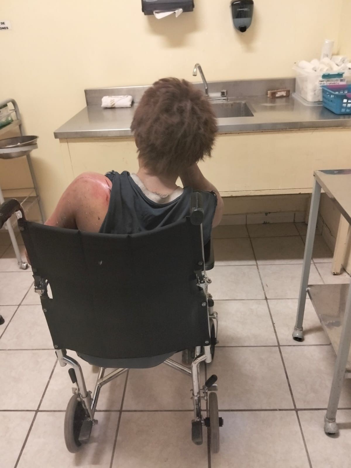 Queda mujer atrapada bajo barda que colapsa