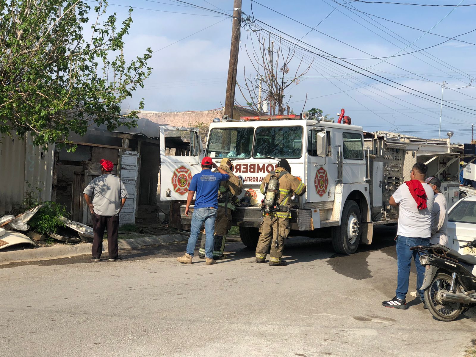 Llamas devoran vivienda; deja en la calle a familia