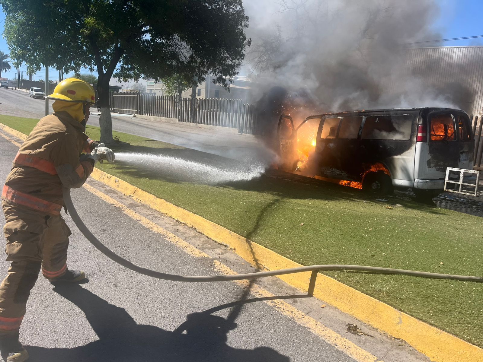 Rescatan a familia de morir calcinada