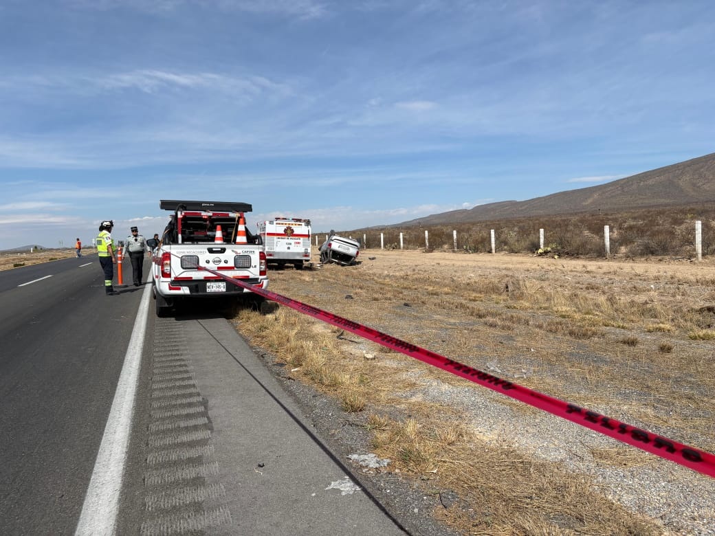 Muere parrense en aparatosa volcadura