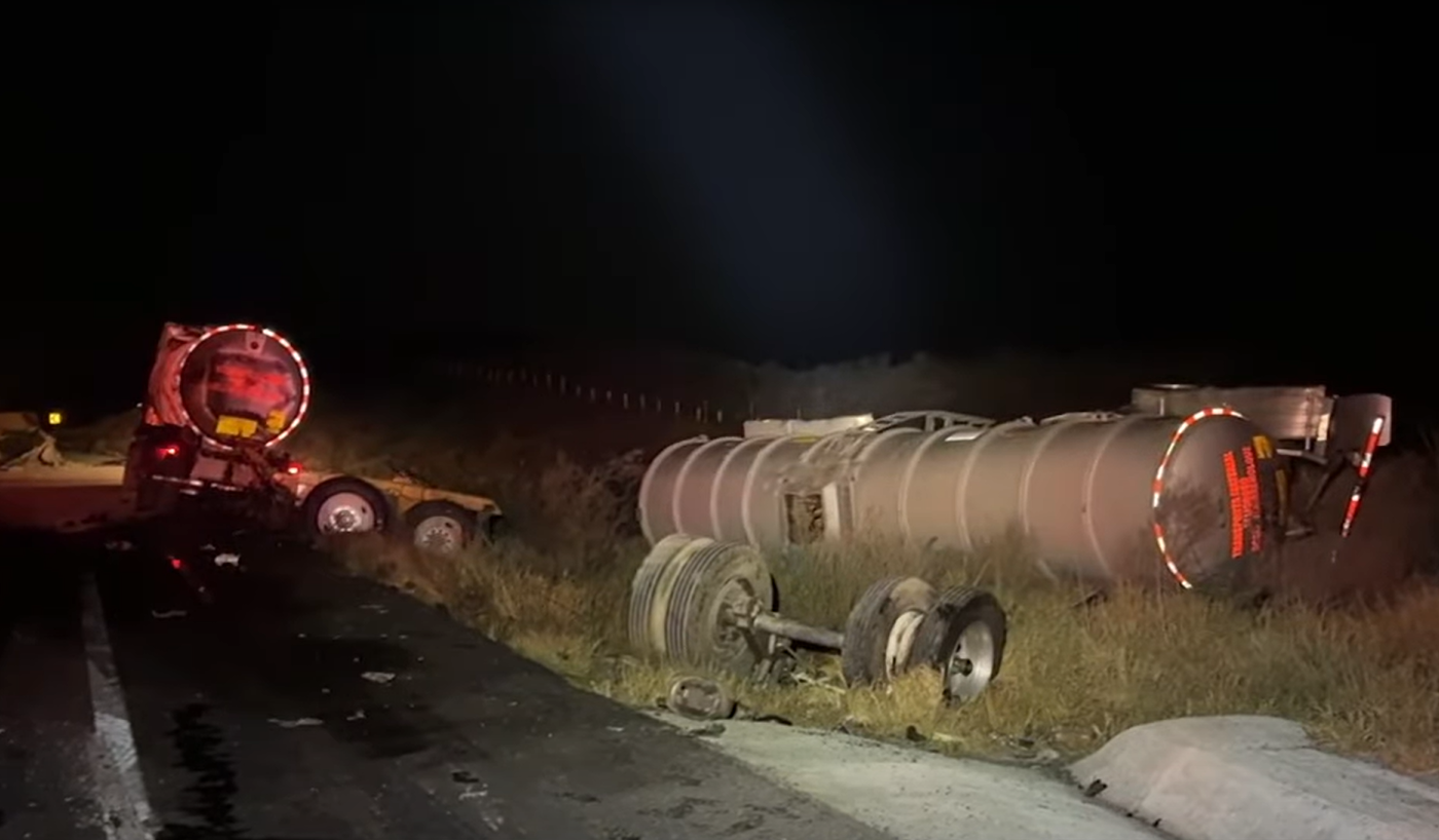 Mueren dos tras brutal encontronazo con pipa