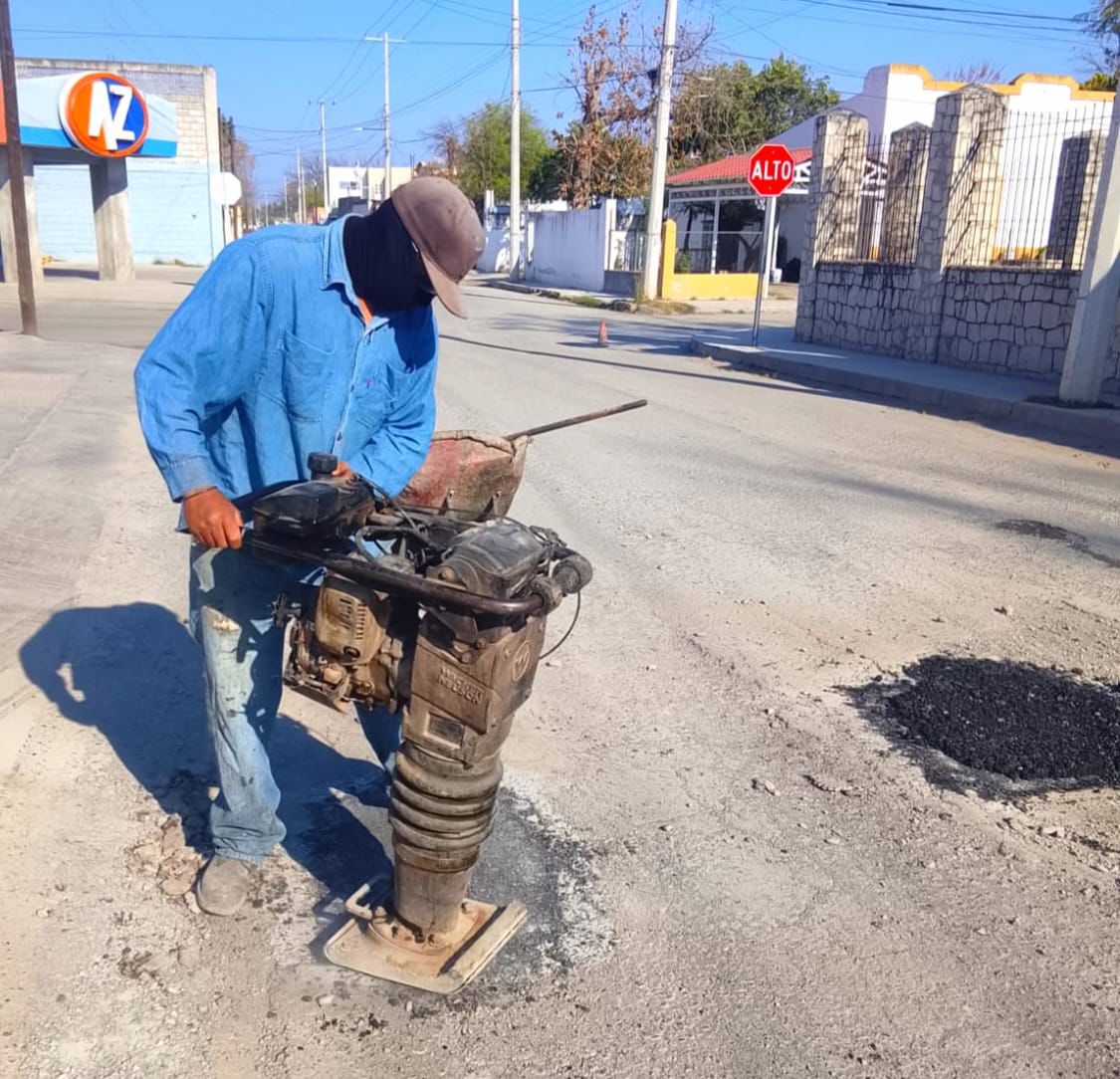 Intensifican bacheo en Múzquiz y Palaú