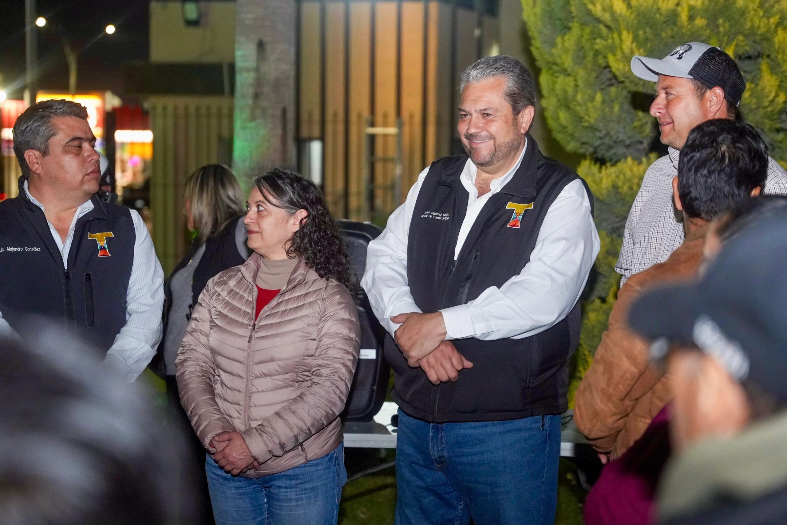 Cercano Tomás Gutiérrez con los vecinos de Lomas del Valle